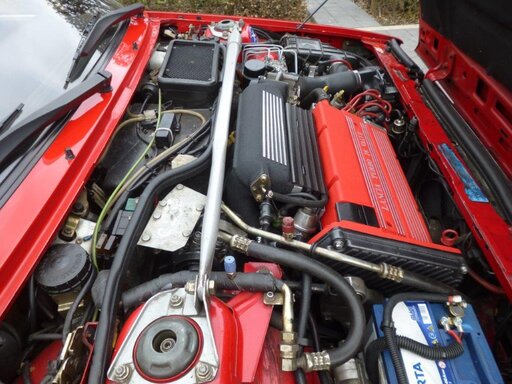 Lancia Delta Integrale kleppendeksel en luchtinlaat in rode en zwarte krimp poedercoat